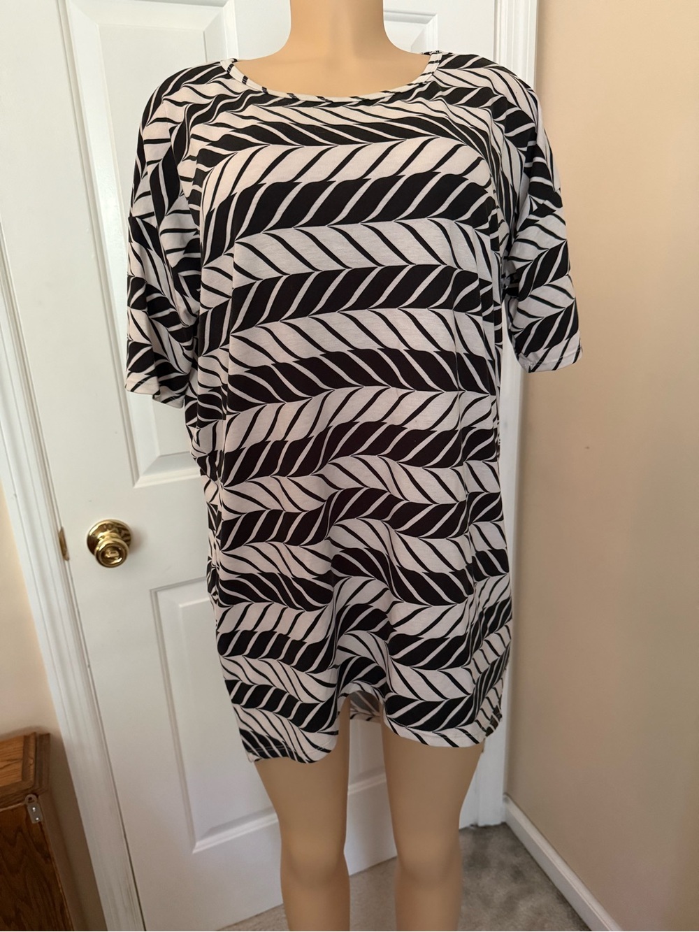 LuLaRoe Short Sleeve Top in Black and White Wave Stripe Tunic
